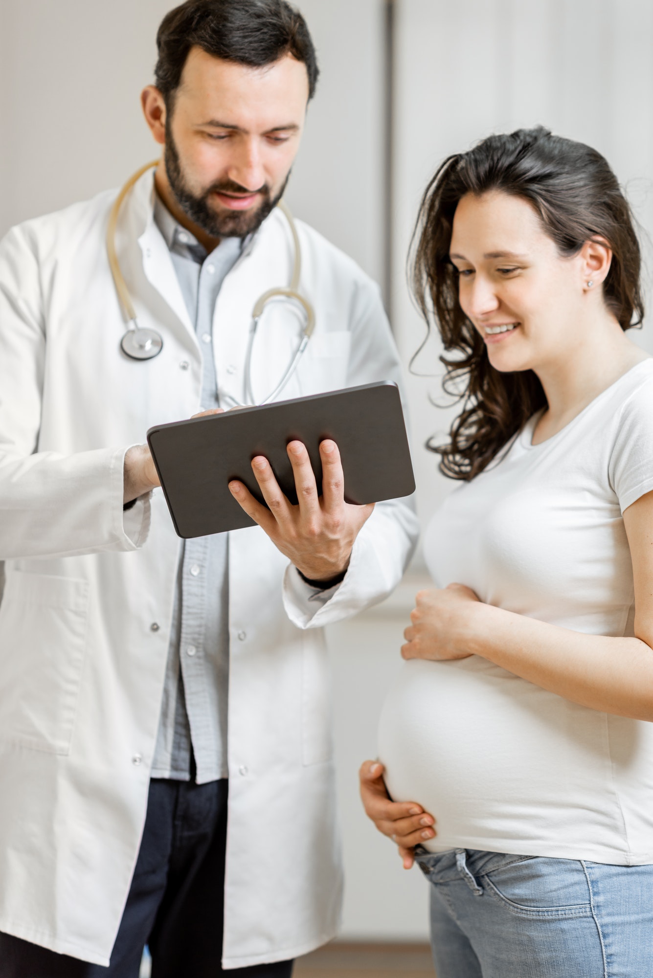 doctor-with-pregnant-woman-during-a-medical-consultation-2.jpg